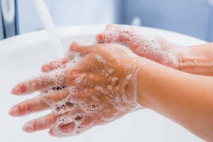 se laver les mains avec du savon 